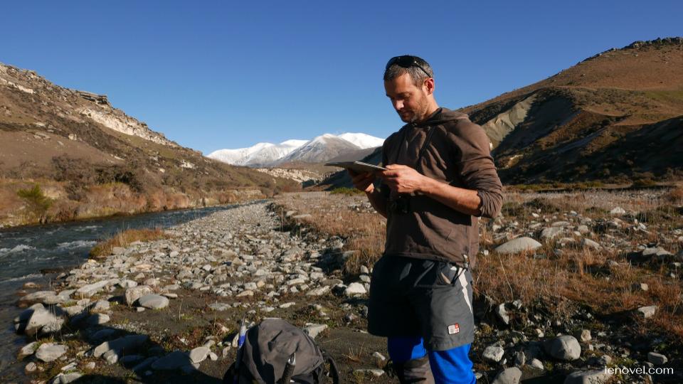 UPRISING เดินไปตามเทือกเขาแอลป์ตอนใต้ของนิวซีแลนด์ โดย Nic Low เป็นบันทึกการเดินทางที่ได้รับการยกระดับจากประวัติศาสตร์ ตำนาน และหัวใจ 