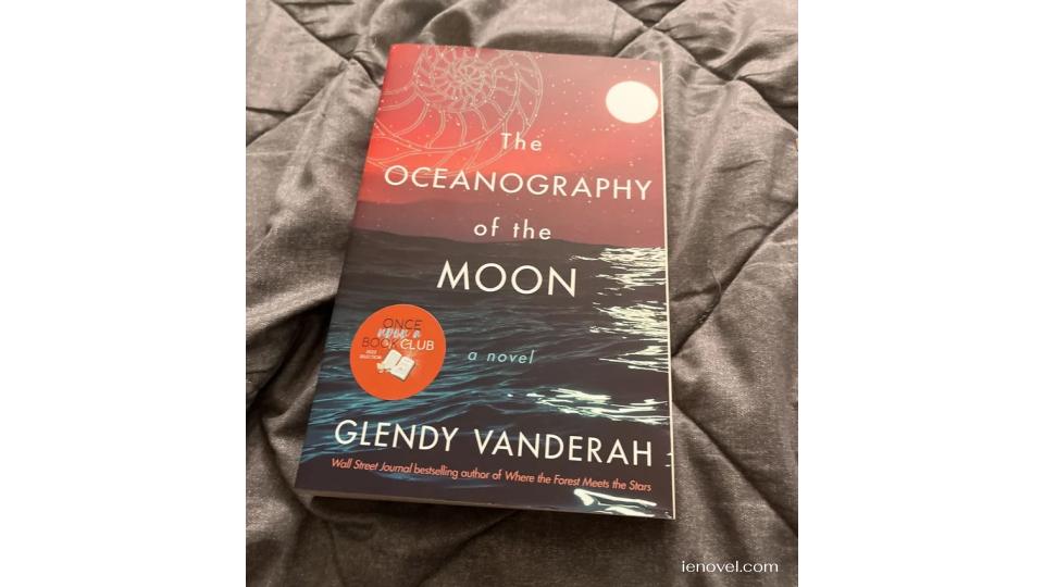 The Oceanography of the Moonนวนิยายเรื่องที่สามอันน่าหลงใหลของ Glendy Vanderah เป็นเรื่องเกี่ยวกับการเปิดเผยความลับ พลังแห่งความรัก และการไถ่บาป 