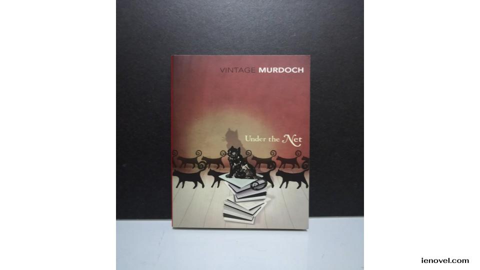 UNDER THE NET นวนิยายเรื่องแรกของ Iris Murdoch นำเสนอ Jake Donaghue และเพื่อนสนิทที่ต้องเผชิญกับสถานการณ์ที่ยากลำบาก การล้อเล่นที่มีหนาม และการหลอกลวง