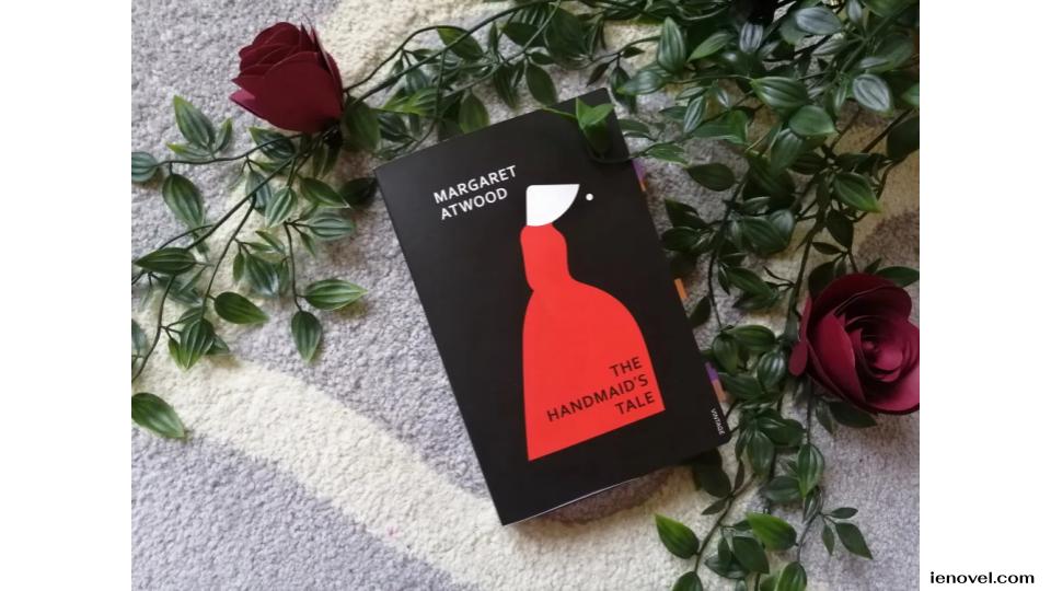 The Handmaid’s Tale โดย Margaret Atwood ไม่ได้เป็นเพียงแค่นวนิยายดิสโทเปีย (dystopian novel) แต่คือผลงานวรรณกรรมที่ทรงพลังและน่าสะพรึงกลัวที่พาผู้อ่านดำดิ่งสู่โลกอนาคตอันมืดมิดที่สิทธิสตรีถูกพรากไปอย่างสิ้นเชิง