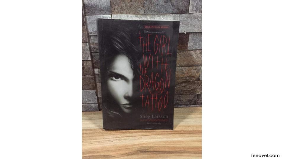 The Girl with the Dragon Tattoo โดย Stieg Larsson คือปรากฏการณ์นวนิยายอาชญากรรมจากสวีเดนที่สร้างความสั่นสะเทือนไปทั่วโลก มันไม่ได้เป็นเพียงแค่นิยายสืบสวนสอบสวนธรรมดา