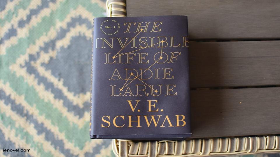 The Invisible Life of Addie LaRue คือนวนิยายแฟนตาซีโรแมนติกที่งดงามและกินใจอย่างลึกซึ้ง มันคือเรื่องราวของหญิงสาวผู้ถูกสาปให้มีชีวิตเป็นอมตะ แต่กลับถูกลืมเลือนจากทุกคนที่เธอพบเจอทันทีที่ลับสายตาไป